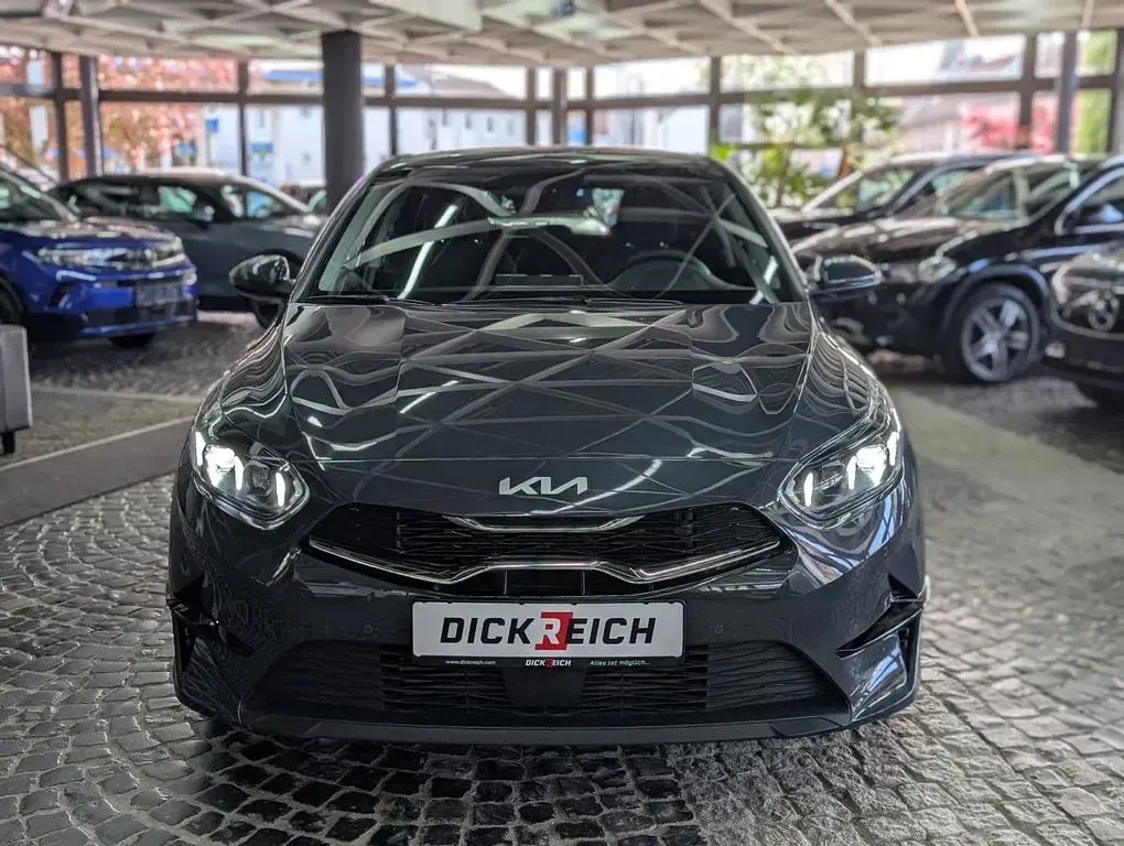 Używany Kia Ceed Style 140 KM (102 kW) 2025 Szary Hatchback