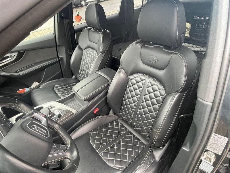 Grau Gebraucht 2018 Audi SQ7 Ambiente SUV | 55.500 € (Teuer) - Bild 1/4