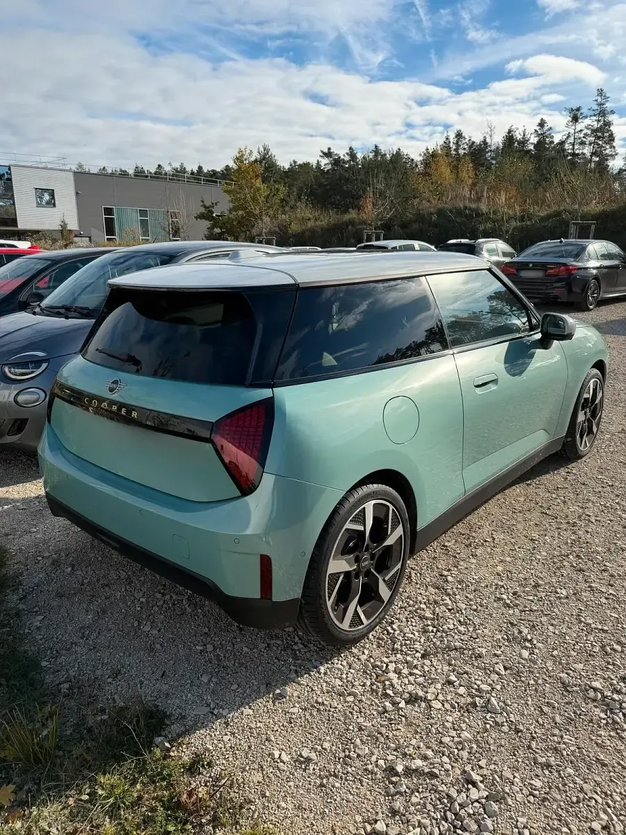 Neu Mini Cooper Favoured 135 kW (184 PS) 2025 Grün Kleinwagen