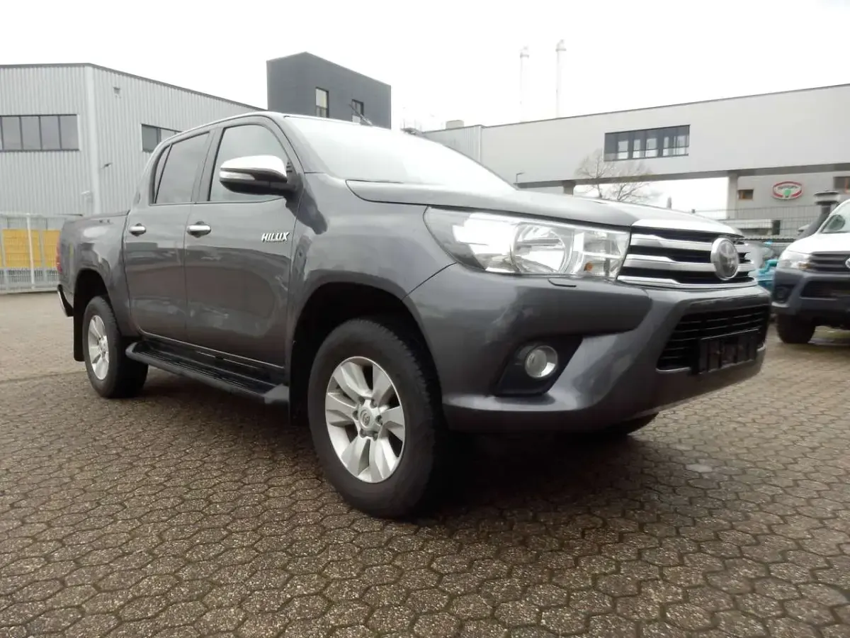 Gebraucht Toyota HiLux Cool 150 PS (110 kW) 2017 Grey metallic Pickup