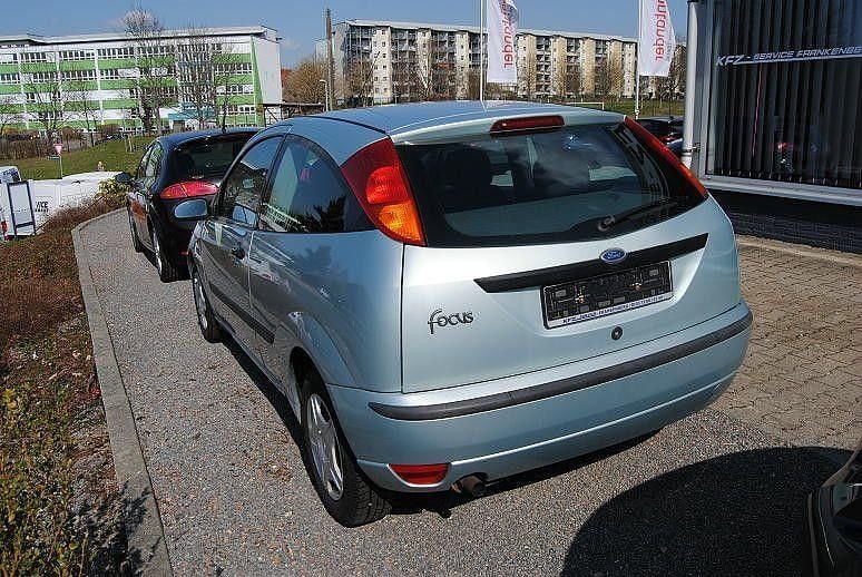 Gebraucht Ford Focus Trend 101 PS (74 kW) 2002 Silber Limousine