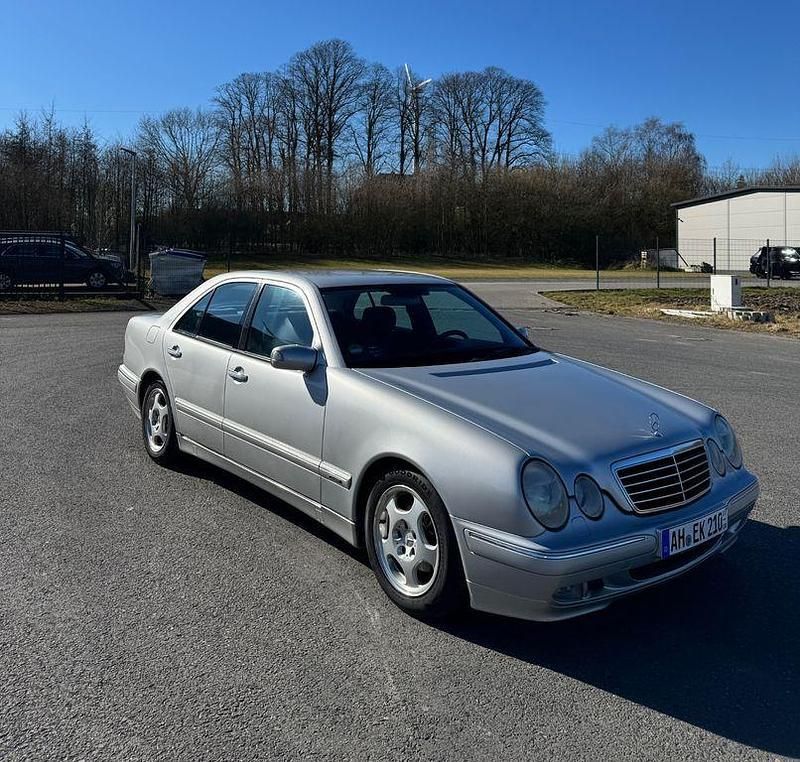 Silber Gebraucht 2000 Mercedes E220 Avantgarde Limousine | 4.800 € (Guter Preis) - Bild 1/4