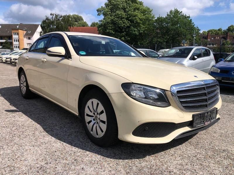 Beige Gebraucht 2018 Mercedes E200 Limousine | 12.990 € (Superpreis) - Bild 1/4
