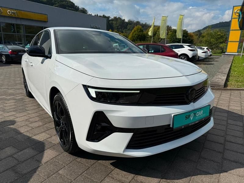 Lack weiss banquise/typ aussen Gebraucht 2024 Opel Astra Kombi | 22.900 € (Fairer Preis) - Bild 1/1