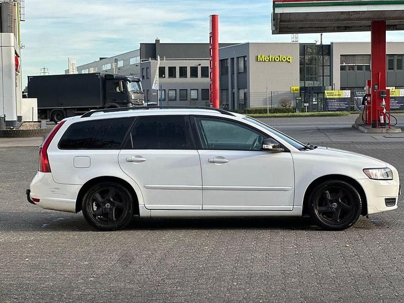 Gebraucht Volvo V50 109 PS (80 kW) 2011 Weiß Kombi