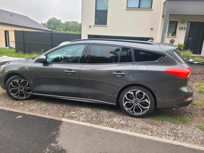 Grau Gebraucht 2020 Ford Focus ST-Line Kombi | 21.900 € (Teuer) - Bild 1/4