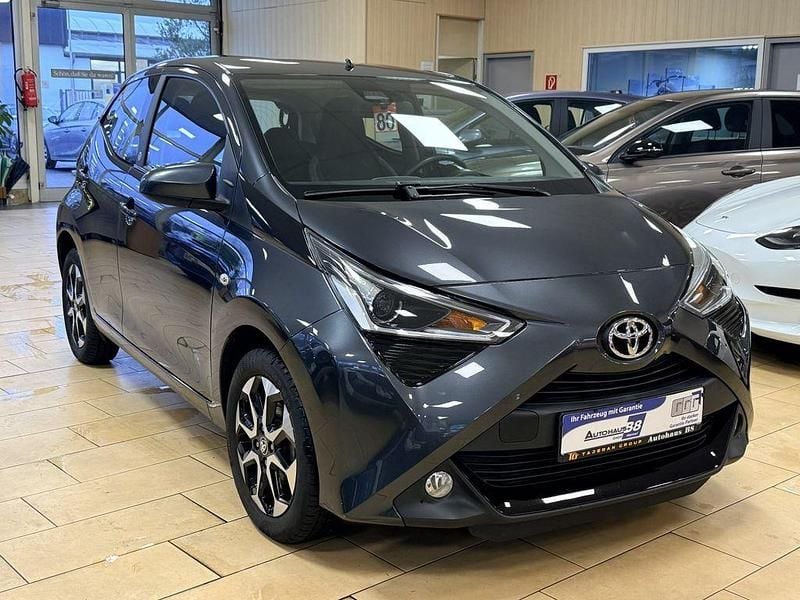 Grau Gebraucht 2021 Toyota Aygo X-play Kleinwagen | 9.200 € (Guter Preis) - Bild 1/4