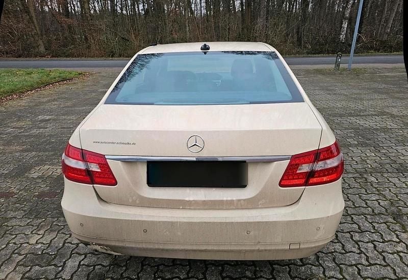Gelb Gebraucht 2012 Mercedes E200 Limousine | 3.999 € (Superpreis) - Bild 1/4