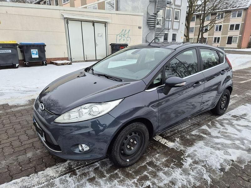Grau Gebraucht 2012 Ford Fiesta Titanium Kleinwagen | 4.990 € (Fairer Preis) - Bild 1/4