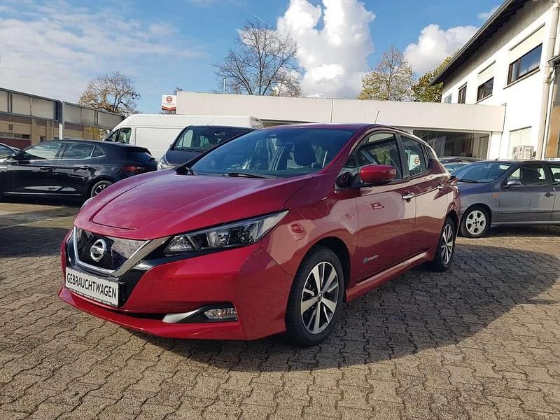 New red metallic Gebraucht 2020 Nissan Leaf Acenta Kleinwagen | 9.900 € (Superpreis) - Bild 1/4