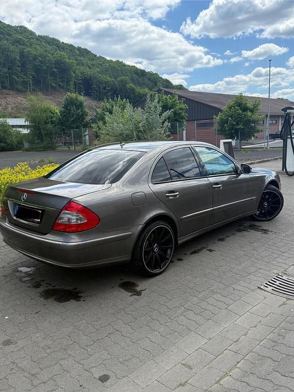 Braun Gebraucht 2006 Mercedes E200 Limousine | 6.900 € (Etwas zu teuer) - Bild 1/4