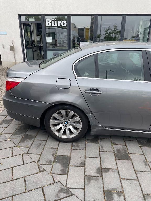Gebraucht BMW 530 231 PS (169 kW) 2007 Grau Limousine