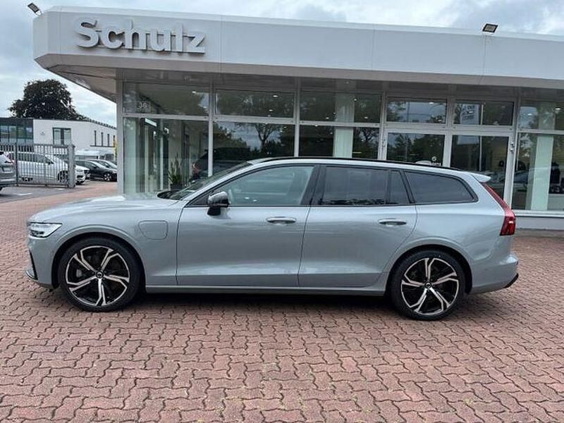 Grau Gebraucht 2024 Volvo V60 Plus Kombi | 47.850 € (Teuer) - Bild 1/4