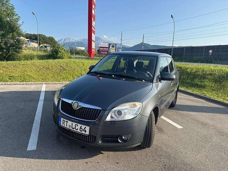 Grau Gebraucht 2009 Skoda Fabia Ambiente Limousine | 700 € (Superpreis) - Bild 1/4