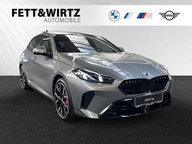 Grau Neu 2025 BMW 120 M Sport Kleinwagen | 40.190 € (Etwas zu teuer) - Bild 1/3