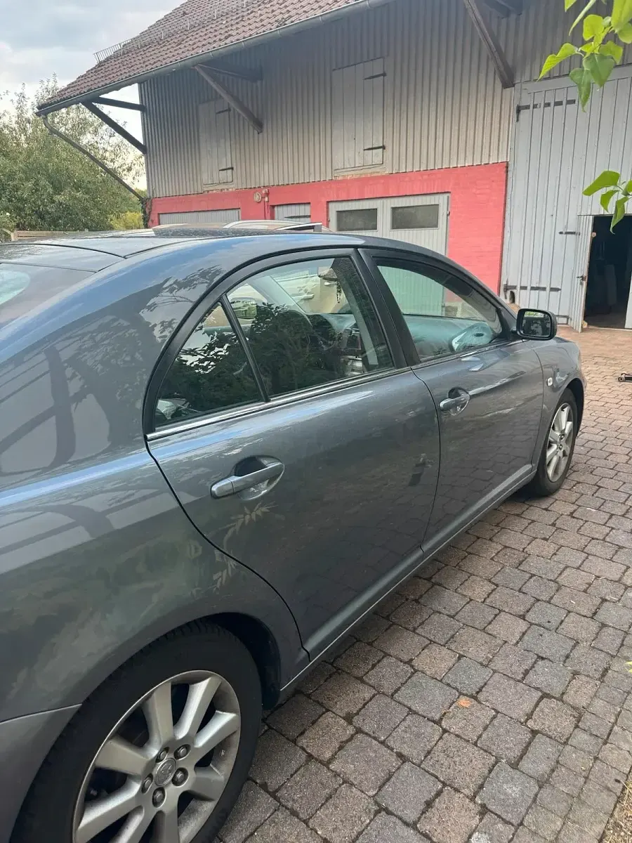 Gebraucht Toyota Avensis 129 PS (94 kW) 2004 Grau Limousine