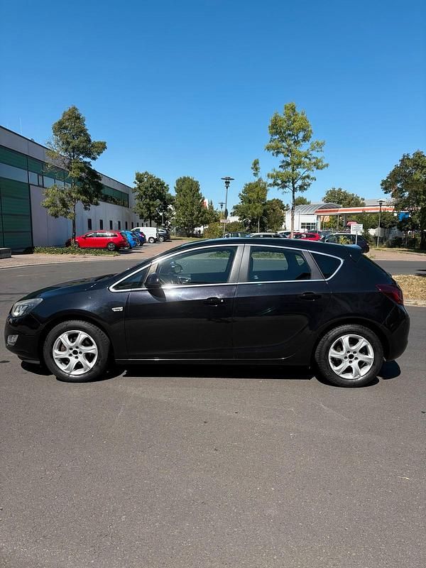 Używany Opel Astra Edition 140 KM (102 kW) 2010 Czarny Sedan/Limuzyna