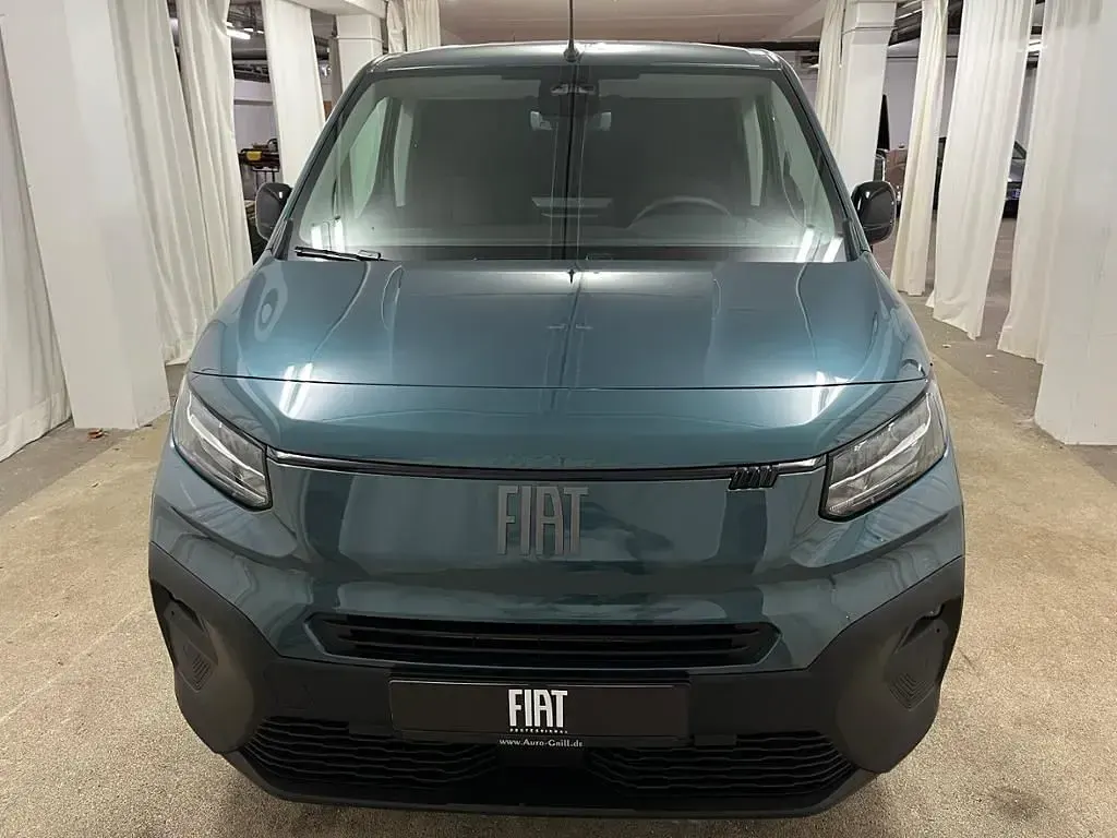 Neu Fiat Doblò 131 PS (96 kW) 2026 Blau Van / Kleinbus