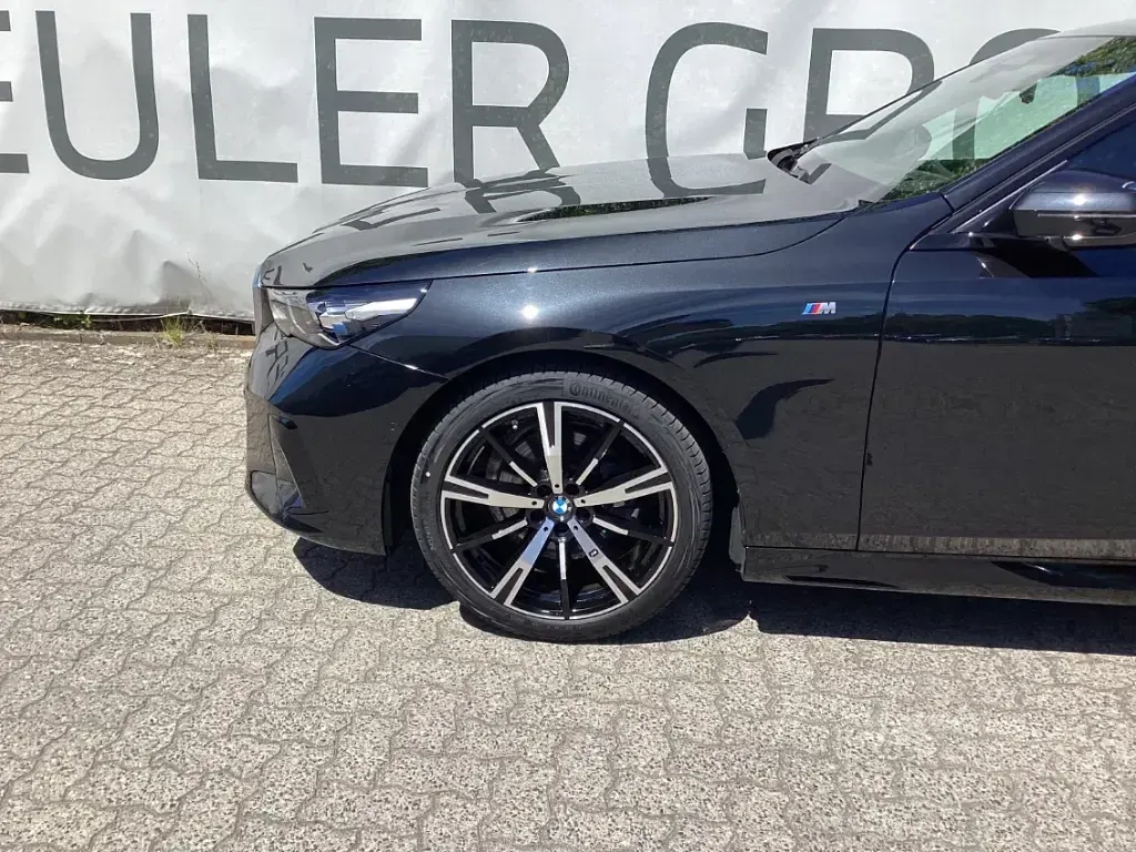 Gebraucht BMW 520 M Sport 197 PS (144 kW) 2025 Schwarz Kombi