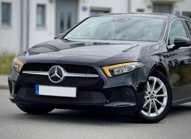 Schwarz Gebraucht 2020 Mercedes A180 Limousine | 18.500 € (Guter Preis) - Bild 1/4