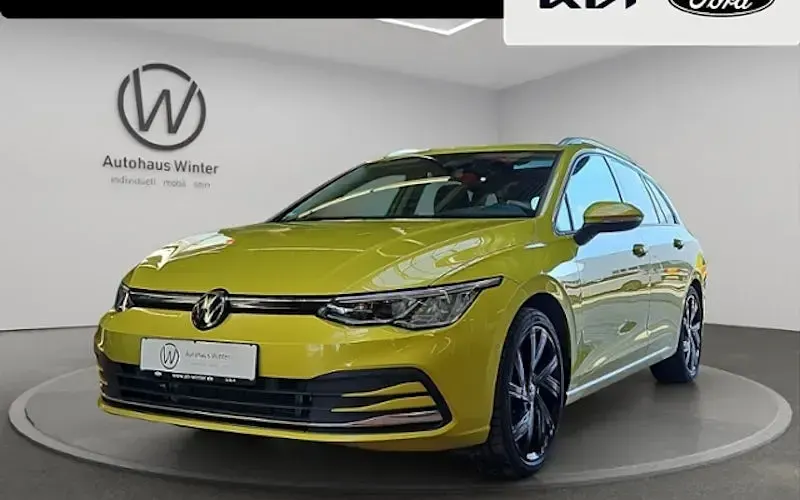 Gebraucht VW Golf VIII Active 150 PS (110 kW) 2023 Limonengelb Kombi