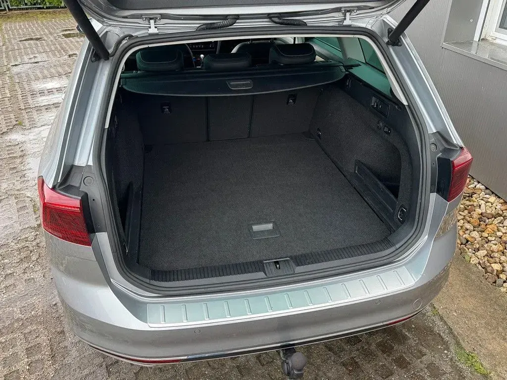 Używany VW Passat Elegance 150 KM (110 kW) 2021 Srebrny Sedan/Limuzyna