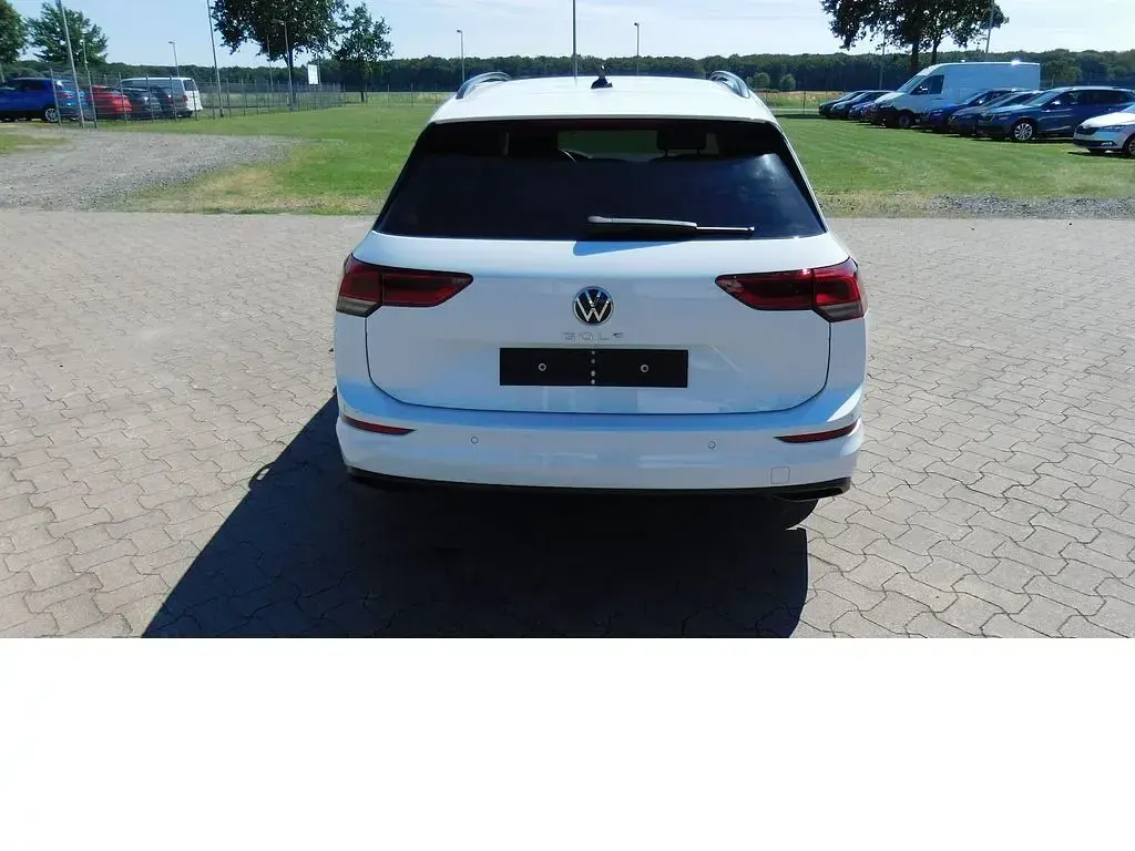 Gebraucht VW Golf VIII Life 110 PS (80 kW) 2023 Purewhite c9a (weiß)weiß Kombi