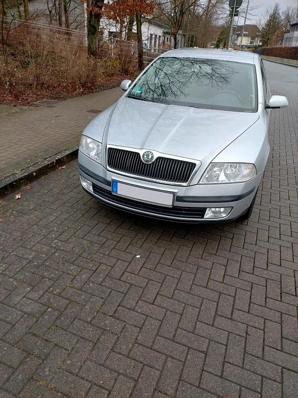 Grau Gebraucht 2008 Skoda Octavia Limousine | 4.200 € (Etwas zu teuer) - Bild 1/4