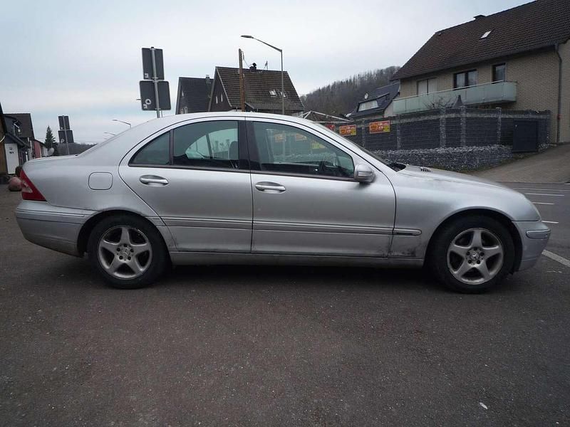 Gebraucht Mercedes C180 143 PS (105 kW) 2002 Brillantsilber  metalliclack Limousine