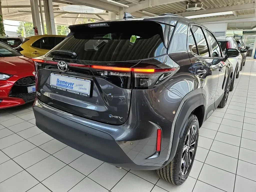 Neu Toyota Yaris Cross 131 PS (96 kW) 2026 Grau SUV