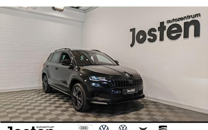Schwarz (schwarzmagic perleffekt) Gebraucht 2024 Skoda Karoq SportLine SUV | 33.880 € (Fairer Preis) - Bild 1/3