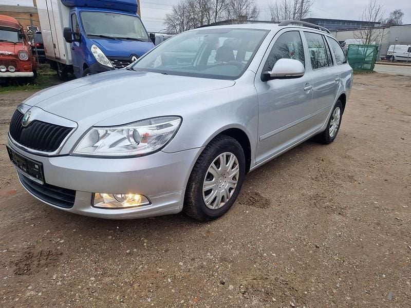Brilliantsilber metallic Gebraucht 2011 Skoda Octavia Ambiente Kombi | 4.550 € (Superpreis) - Bild 1/4