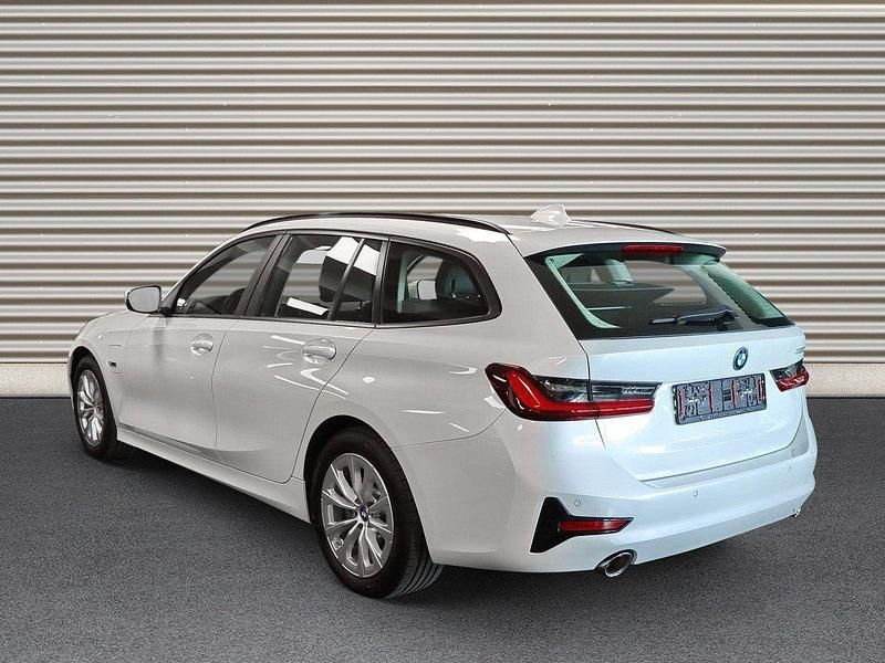 Gebraucht BMW 330e Advantage 292 PS (214 kW) 2022 Mineralweiss Kombi