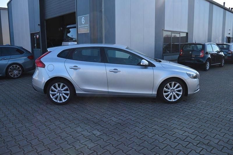 Gebraucht Volvo V40 114 PS (83 kW) 2013 Silber Limousine