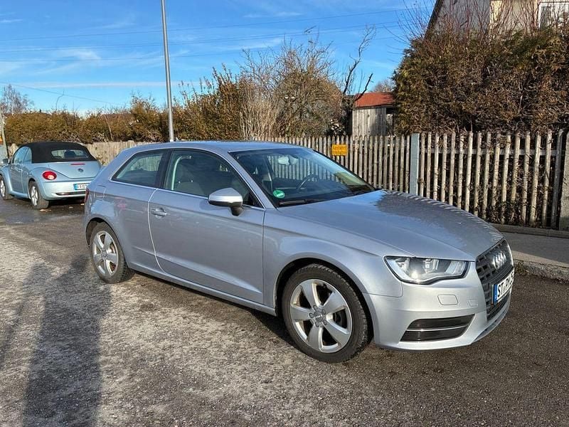 Grau Gebraucht 2015 Audi A3 Ambiente Limousine | 7.500 € (Superpreis) - Bild 1/4