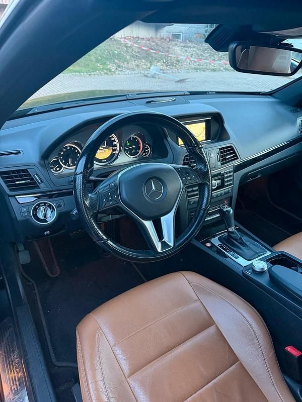 Gebraucht Mercedes E220 170 PS (125 kW) 2011 Schwarz Cabrio