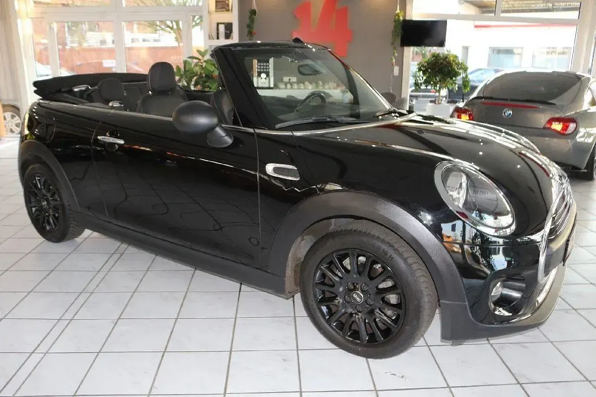 Gebraucht Mini One Cabriolet 102 PS (75 kW) 2019 Midnight black metallic Cabrio
