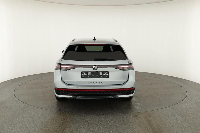 Gebraucht VW Passat R-line 193 PS (141 kW) 2026 Oyster silver metallic Kombi