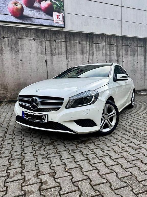 Weiß Gebraucht 2015 Mercedes A180 Urban Limousine | 11.400 € (Superpreis) - Bild 1/4