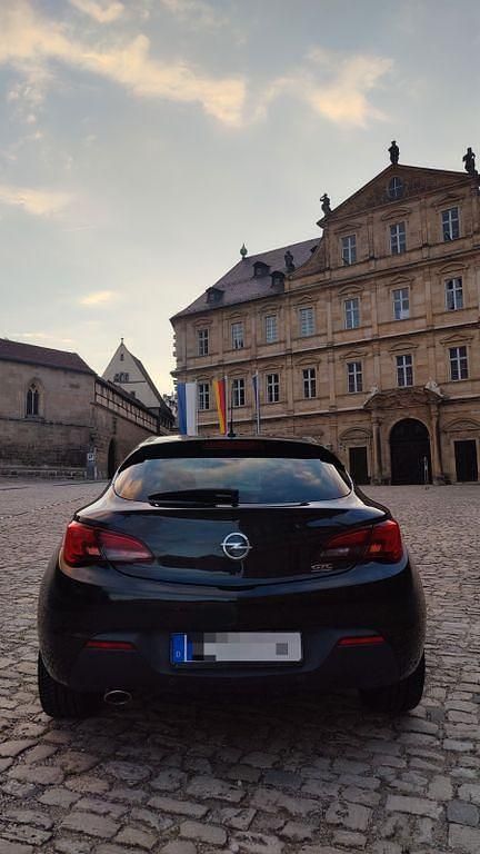 Schwarz Gebraucht 2011 Opel Astra GTC Edition Limousine | 6.200 € (Teuer) - Bild 1/4