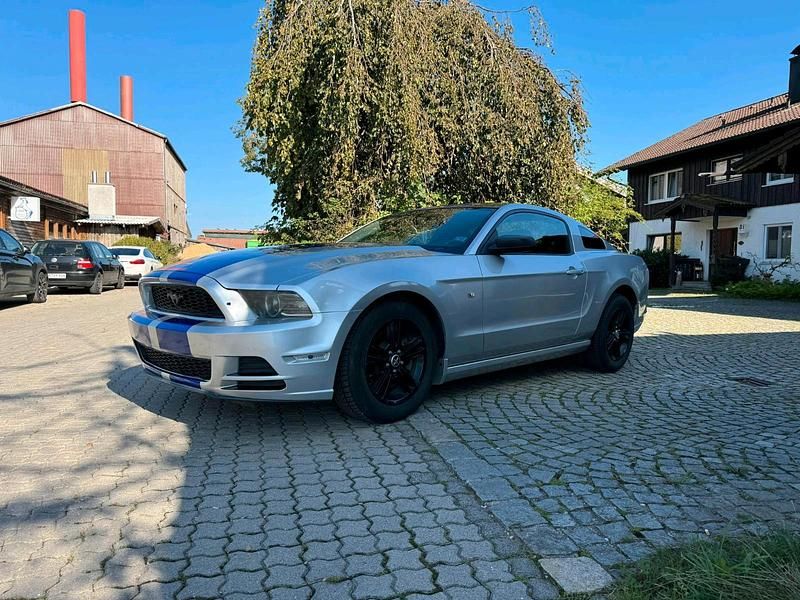 Weiß Gebraucht 2013 Ford Mustang Coupé | 16.500 € (Fairer Preis) - Bild 1/4