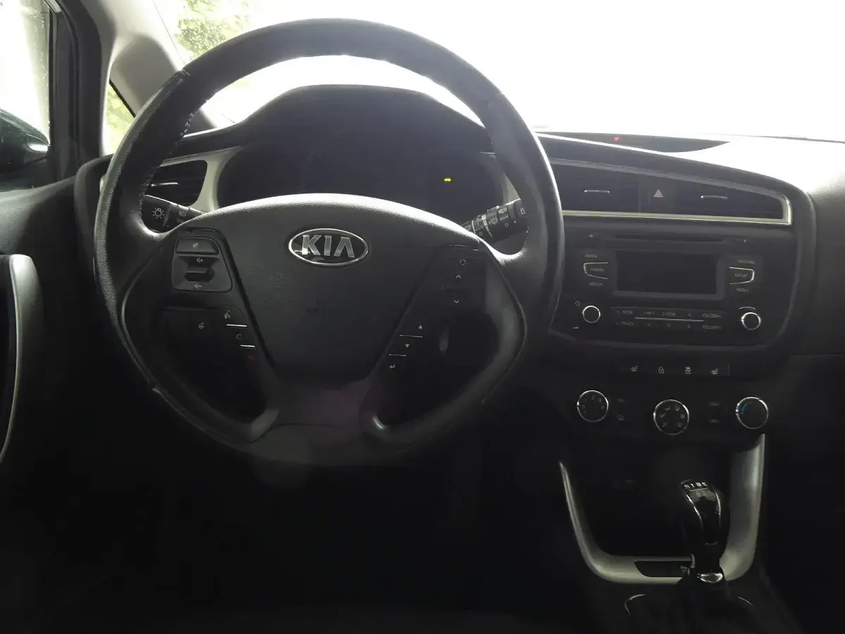 Używany Kia Ceed Edition 7 99 KM (72 kW) 2016 Szary Hatchback