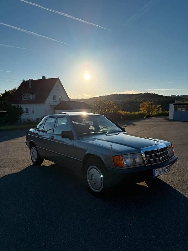 Grau Gebraucht 1988 Mercedes 190 Limousine | 3.500 € - Bild 1/4