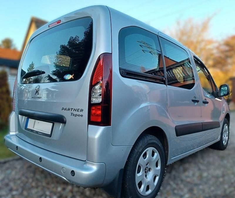 Gebraucht Peugeot Partner Tepee Active 98 PS (72 kW) 2017 Silber Van / Kleinbus
