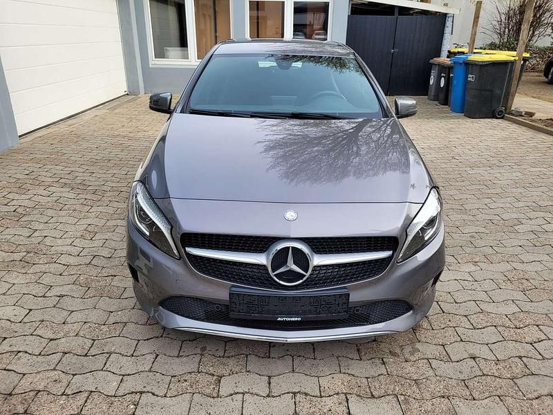 Gebraucht Mercedes A180 122 PS (89 kW) 2016 Mountaingrau  met. Kleinwagen