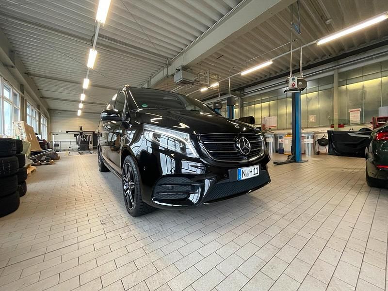 Schwarz Gebraucht 2018 Mercedes V250 Exclusive Van / Kleinbus | 48.500 € (Fairer Preis) - Bild 1/4