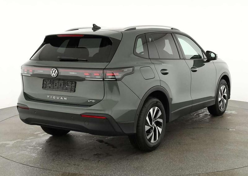 Neu VW Tiguan Life 150 PS (110 kW) 2026 Cipressinogrün metallic SUV