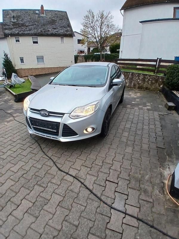 Gebraucht Ford Focus Trend 125 PS (91 kW) 2011 Silber Limousine