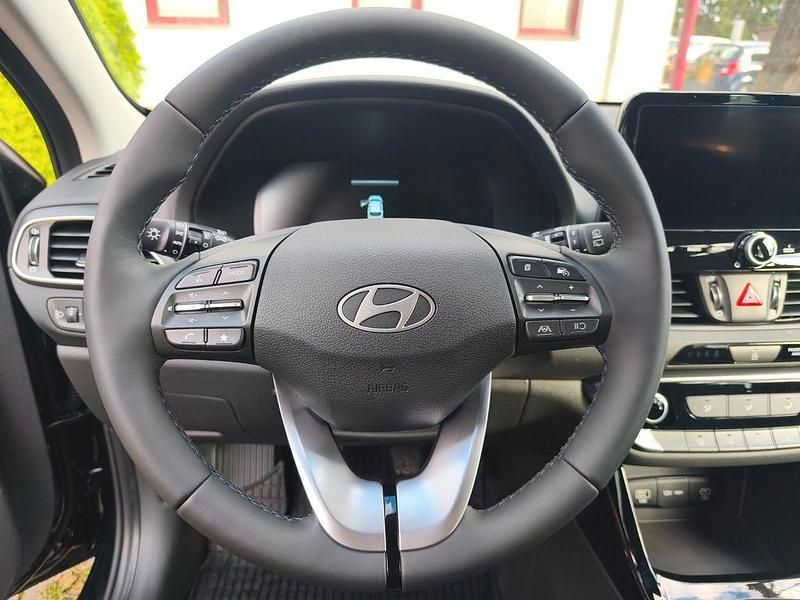 Neu Hyundai i30 Advantage 140 PS (102 kW) 2025 Schwarz Limousine