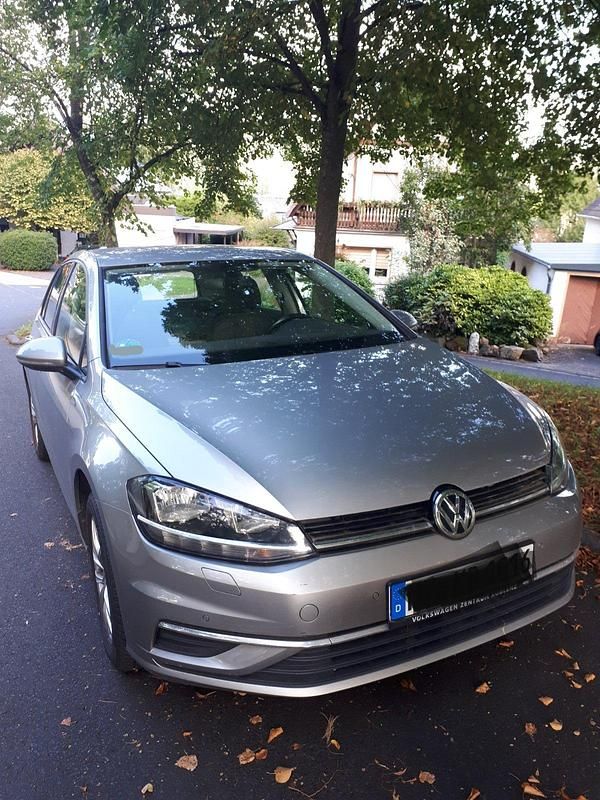 Grau Gebraucht 2019 VW Golf VII Kleinwagen | 17.300 € (Guter Preis) - Bild 1/4